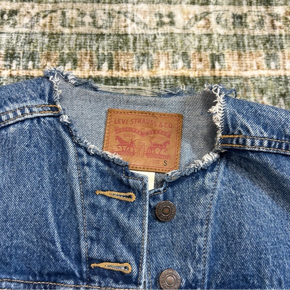 Levi's small raw hem no collar denim jacket - Picture 3 of 6